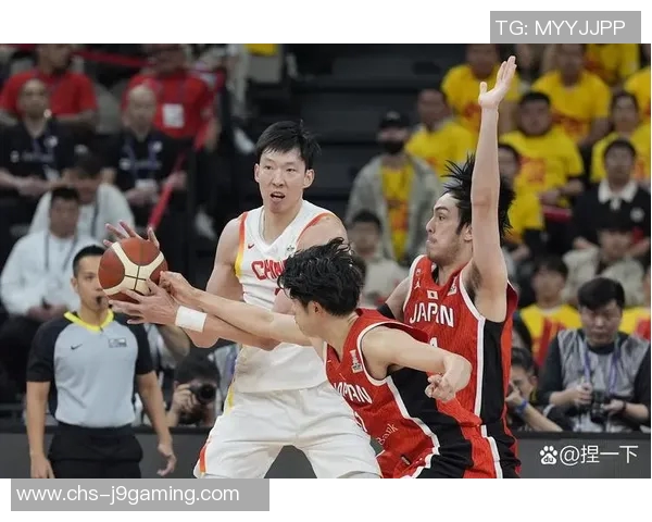 男篮对阵黄蜂激战正酣球员们全力以赴争夺胜利荣耀